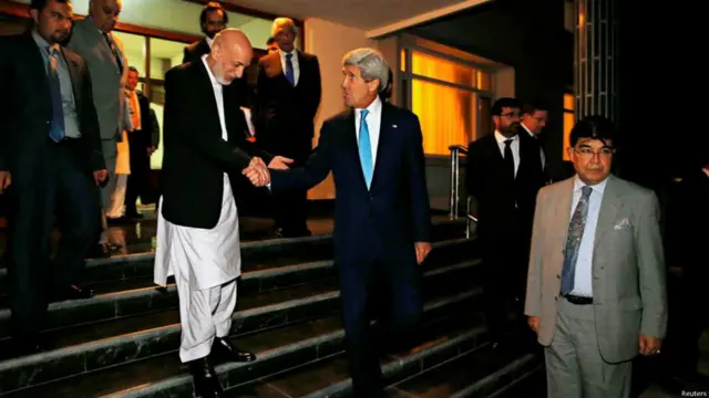 د کرزي د واکمنۍ وروستۍ ورځې هم پُرکاره ورځې وې، هغه د تېرو ټاکنو په تړاو د ۲۰۱۴ کال په جولای کې د امریکا د بهرنیو چارو له وزیر جان کیري سره په ارګ کې وکتل