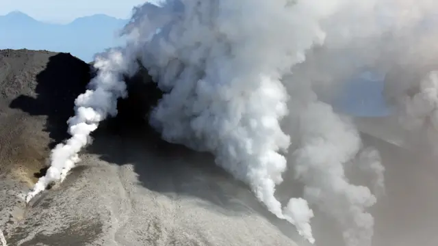 ایک خاتون اس پہاڑ کے قریب ایک ہوٹل چلاتی ہیں۔ انھوں نے جاپانی براڈکاسٹر این ایچ کے کو بتایا کہ ’اس کی آواز گرج دار تھی اور پھر میں نے دھماکوں کی آوازیں سنیں اور سب کچھ تاریک ہو گیا۔‘