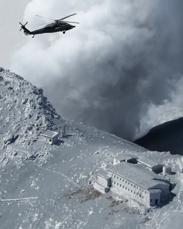 وزیراعظم شنزو آبے نے فوجی جوانوں کو ان پھنسے ہوئے افراد کی مدد کرنے کا حکم دیا ہے۔ حکام نے آتش فشاں کے قریب کے چار کلومیٹر کے علاقے کے میں رہائش پذیر افراد کو خبردار کیا ہے۔