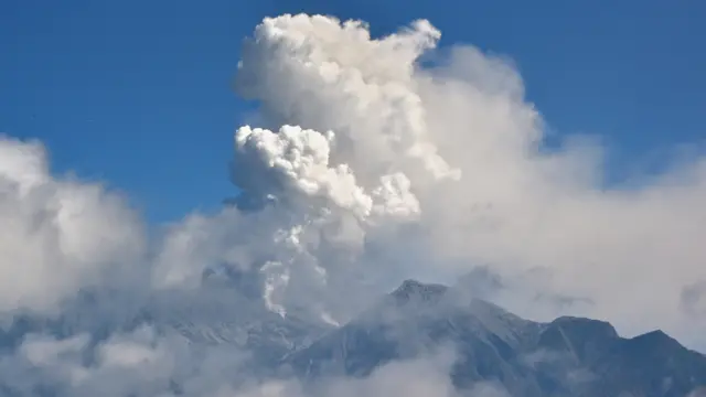 ماؤنٹ اونتاکے کی چوٹی 3067 میٹر بلند ہے اور آتش فشاں کے پھٹنے کے وقت کئی کوہ پیما پہاڑ پر موجود تھے جن میں سے 230 کے قریب اتر کر قریبی لاجز میں پناہ لینے پر مجبور ہوئے۔