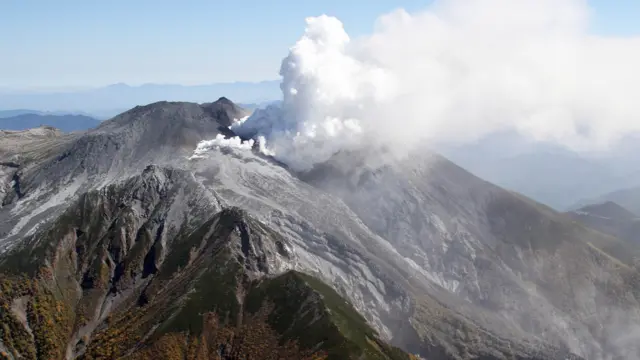 پولیس کے مطابق 30 افراد زخمی ہوئے ہیں جن میں سے دس ابھی تک بےہوش ہیں۔