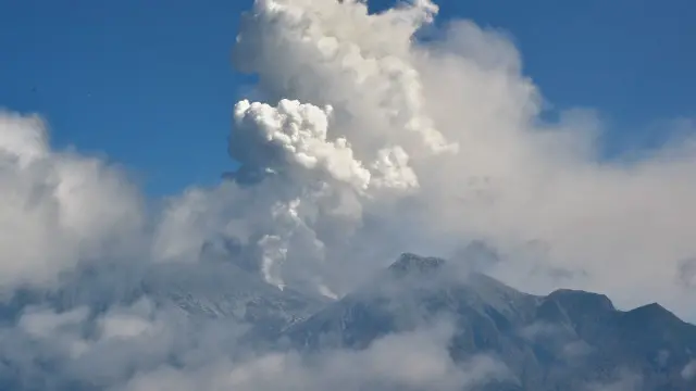 ثار البركان، الواقع على بعد 200 كيلومترا غرب طوكيو، فجأة يوم السبت.