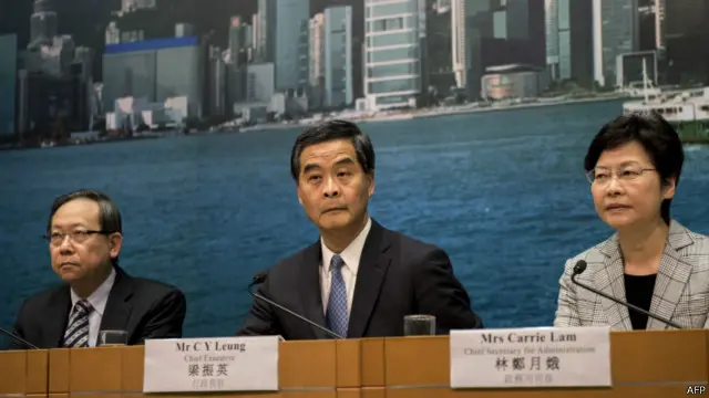 香港特首梁振英周日舉行記者會稱佔中是非法行為。