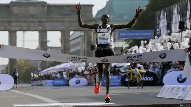 ڈینس کمیٹو کا کہنا تھا کہ نیا عالمی ریکارڈ بنانے کے بعد وہ فخر محسوس کر رہے ہیں۔ 