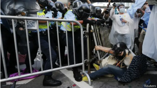 معترضان خواستار برپایی انتخاباتی کاملا آزاد هستند