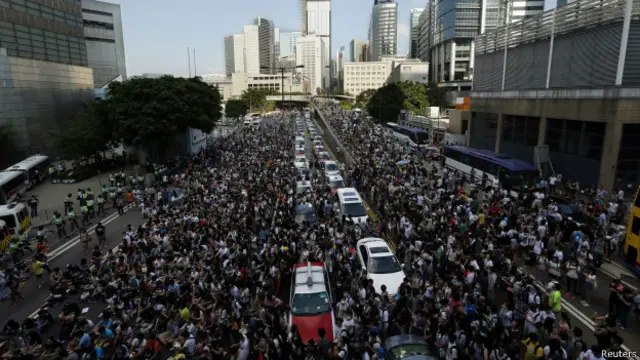 ایک ہفتے سے جاری مظاہروں میں ہفتے کے اختتام پر ہزاروں افراد حکومتی صدر دفاتر کے باہر دھرنا دے کر بیٹھ گئے