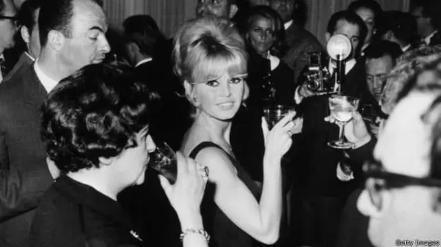 Бріжит Бардо на прем'єрі фільму Жан-Люка Годара "Презирство"