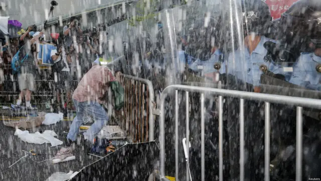 佔中抗議現場的衝突讓氣氛非常緊張。