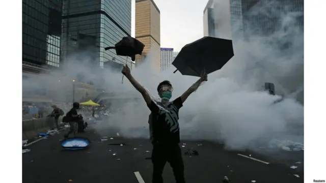 香港電視台畫面顯示，警方發出了「離場，否則開槍」的警告。