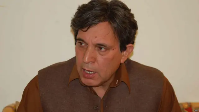 ۵۹ کلن محمود کرزی د حامد کرزي ورور دی، چې تر ډېره پر خپل ورور نیوکې کوي، نوموړی پر سوداګریزو چارو بوخت دی، چې په وروستیو کې یې سیاست ته هم وردانګلي دي.