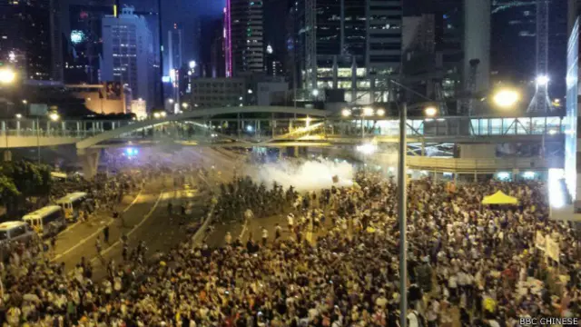 港警方动用催泪弹