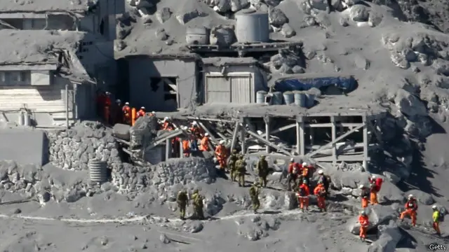 禦岳火山爆發後，救援人員已經找到了31具屍體。