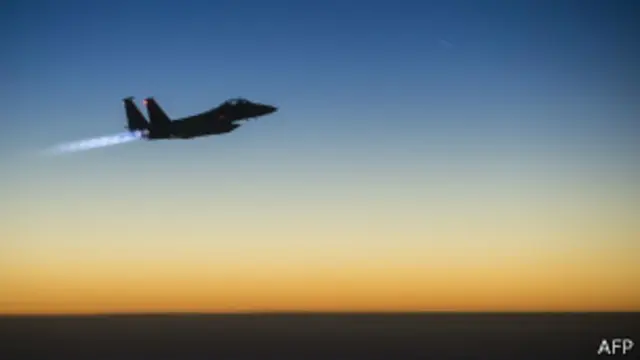 Bombardero estadounidense F-15E.