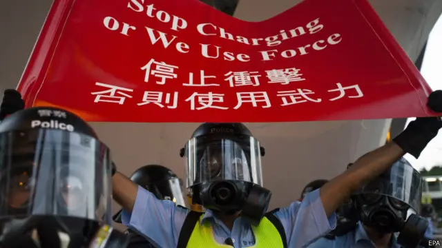 警方對抗議者打出了「停止衝擊,否則使用武力」的標語。