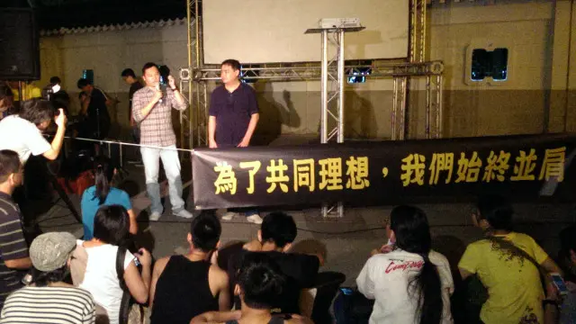 六四民运人士王丹、吾尔开希在台湾自由广场发起声援港人占中行动。