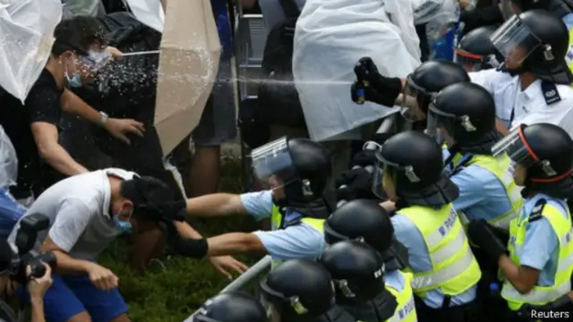 استخدمت الشرطة رذاذ الفلفل لصد المتظاهرين