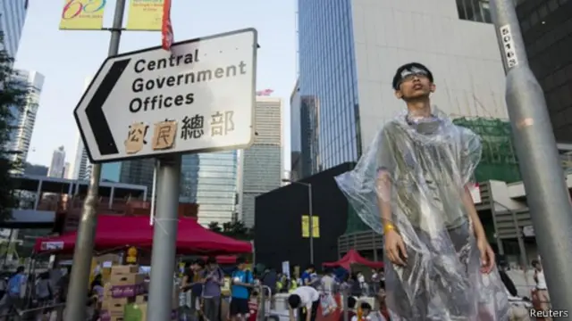 يقول المتظاهرون إنهم سيبقون في أماكنهم إلى أن يتم فضهم بالقوة