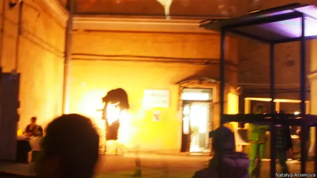 Невместившиеся в зал зрители могли следить за концертом по проецируемому на брандмауэр изображению