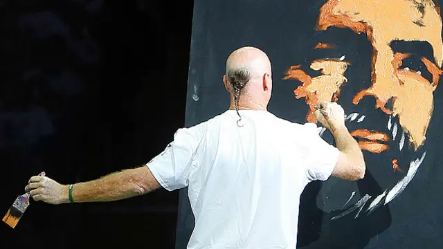 ایک فنکار اس موقعے پر مودی کی تصویر بناتے ہوئے