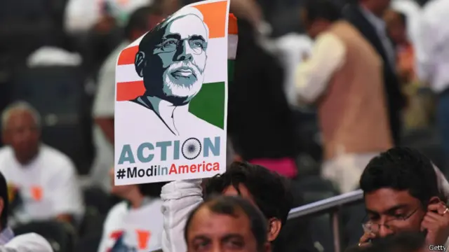 مودی کے ایک حامی نے ان کی تصویر اٹھا رکھی ہے