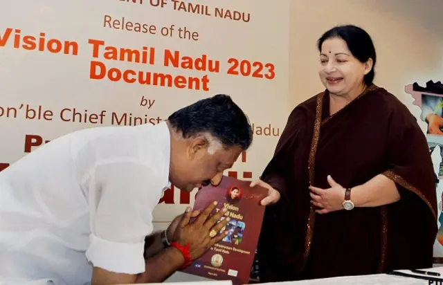 जयललिता के साथ ओ पन्नीरसेल्वम 