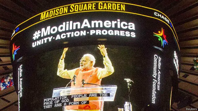 ارینا کے درمیان میں مودی کی تصویر تمام شرکا کے سامنے