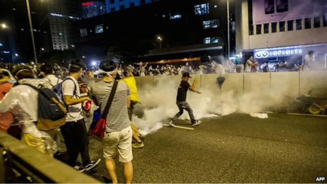 香港警方周日(28日)在9個不同地點使用了87枚催淚彈驅散示威者。