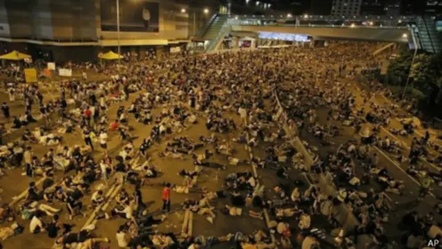 معترضان در طول شب به تجمع خود ادامه دادند