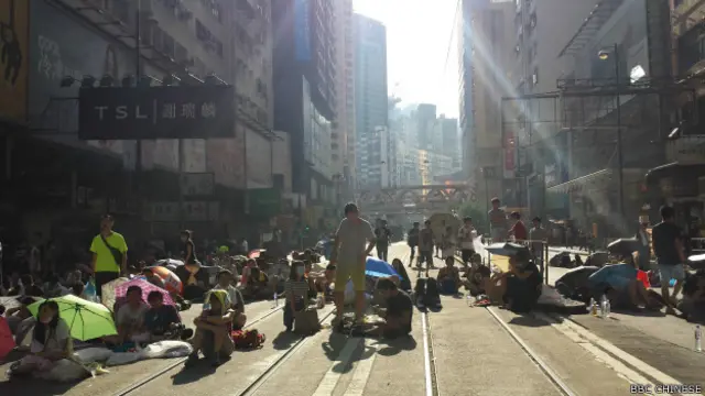 港島的銅鑼灣大道被抗議者佔據 (BBC中文網記者蕭爾拍攝)