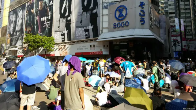 香港“占中”示威第二天（BBC中文网记者萧尔拍摄，29/09/2014）