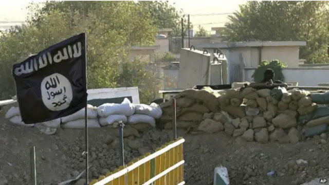 پرچم داعش در خط مقدم رو در روی نیروهای کرد در پل ملا عبدالله میان اربیل و کرکوک. ۲۷ سپتامبر ۲۰۱۴ 