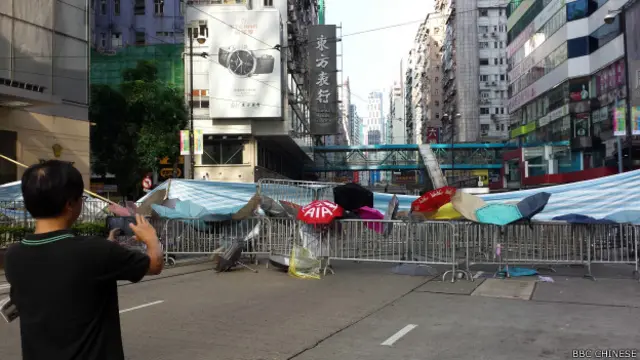 铜锣湾几乎每个路口都有示威者设立的路障（BBC中文网记者萧尔摄）