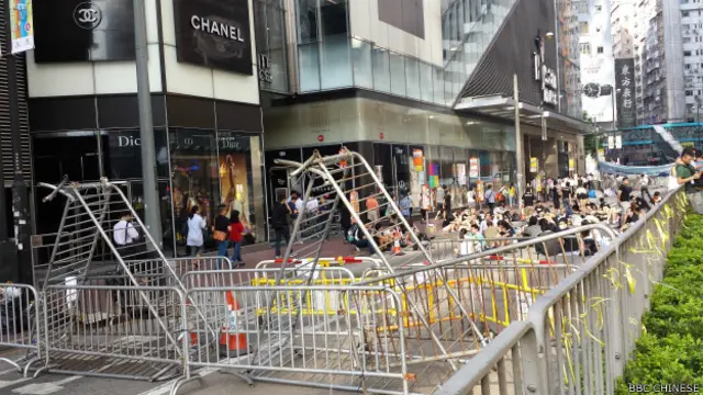 铜锣湾轩尼诗道上，示威者设立的路障（BBC中文网记者萧尔摄）。