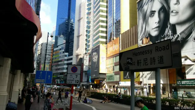 在铜锣湾轩尼诗道，也有示威人士留守路口（BBC中文网记者萧尔摄）