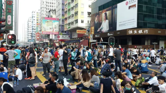 抗议活动导致交通停顿（BBC中文网记者萧尔摄）。