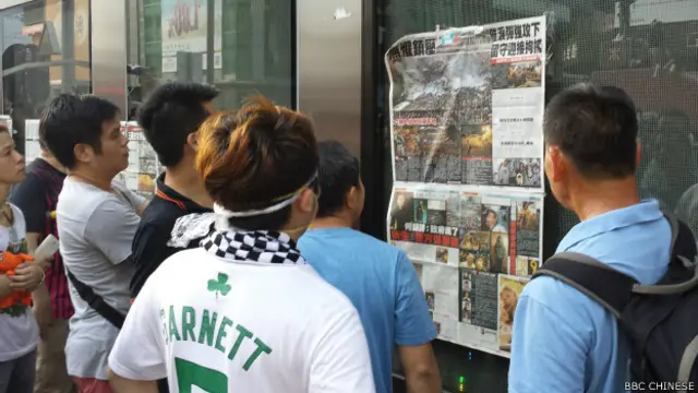 示威者观看香港媒体报道