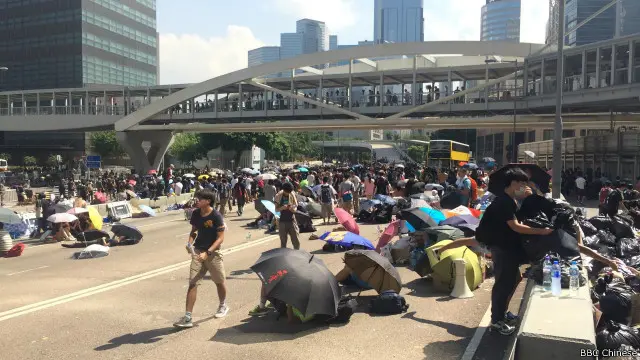 抗议者拒绝离开（BBC中文网记者陈志芬摄）