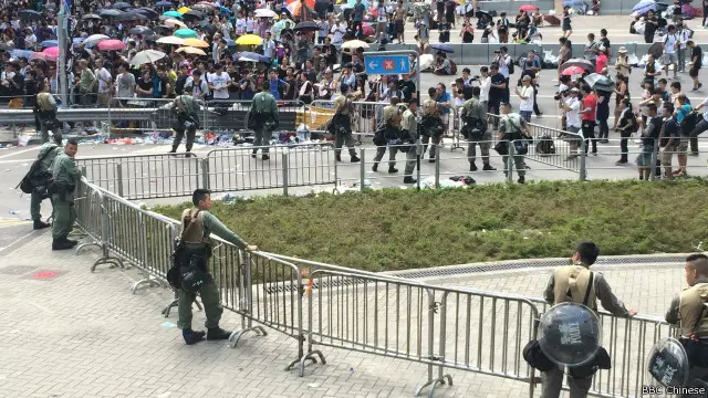 防暴警察与示威者对峙着 （BBC中文网记者陈志芬摄）