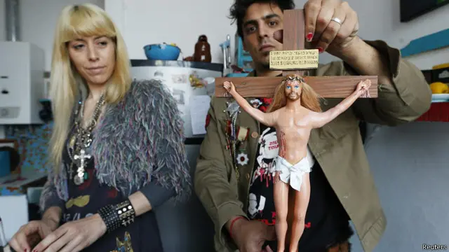 Marianela Perelli dan Pool Paolini menunjukkan boneka Barbie yang telah "didandani" menjadi sosok Yesus Kristus.