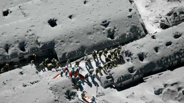 شاركت طائرات مروحية البحث عن ناجين محتملين أو قتلى .