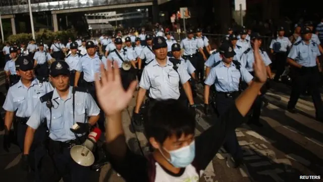 “现在的危险是，一旦北京失去耐心下令镇压，后果对香港将是灾难性的。”