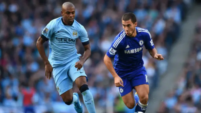 切尔西中场阿扎尔(右)拒绝加盟巴黎圣日耳曼