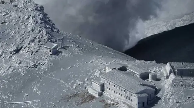 ثار البركان، الواقع على بعد 200 كيلومترغرب العاصمة طوكيو، فجأة يوم السبت. 