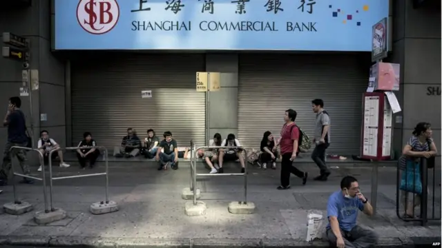 Một số ngân hàng phải đóng cửa.
