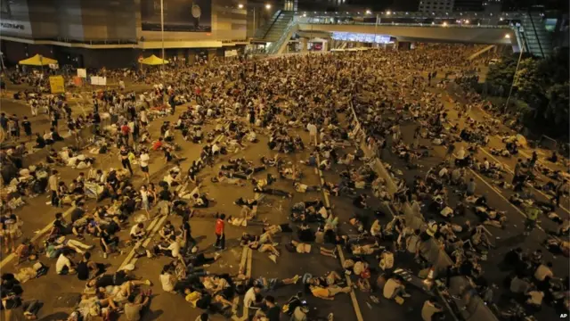 رات گئے پولیس اور مظاہرین کے درمیان کشیدگی میں کمی آئی اور پولیس اہلکار اور مظاہرین دونوں ہی سڑکوں پر سو گئے۔ 