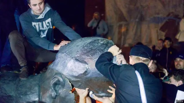 Bức tượng Lenin ở Kharkiv bị kéo đổ và đập vỡ đầu đêm 28/9/2014
