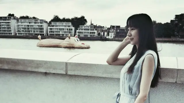 涨潮时远看漂浮在泰晤士河上的“大河马”