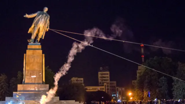 بعد از گذشت چندین ماه از کوشش ناموفق اول، ملی‌گرایان اوکراینی موفق شدند مجسمه لنین را در شهر خارکف ساقط کنند 