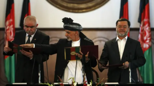 اشرف غني خپلو دواړو مرستیالانو، عبدالرشید دوستم او سرور دانش ته لوړه ورکړه