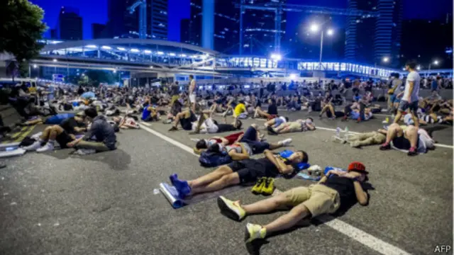 هزاران معترض خیابان های منطقه مرکزی تجاری را اشغال کرده اند